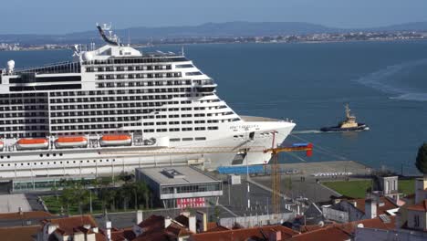 Großes-Kreuzfahrtschiff-Vor-Anker-Am-Lissabonner-Kreuzfahrtterminal,-Tejo
