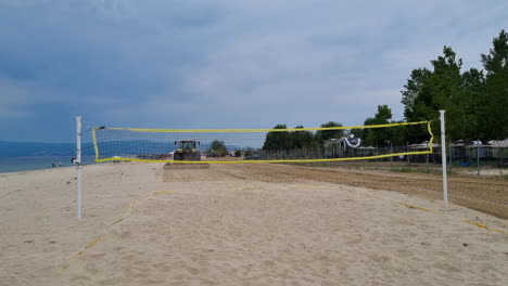 Traktor-Pflügt-Und-Reinigt-Den-Sand-Rund-Um-Das-Beachvolleyballfeld