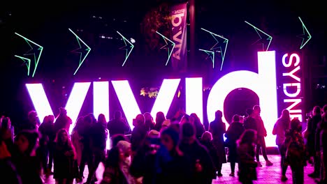 Time-lapse-of-crowds-gathering-around-sign-at-Sydney's-Vivid-festival-2022