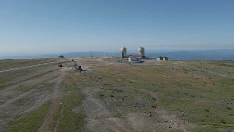 Old-radar-station-on-highest-point-of-Serra-da-Estrela-Tower,-Portugal