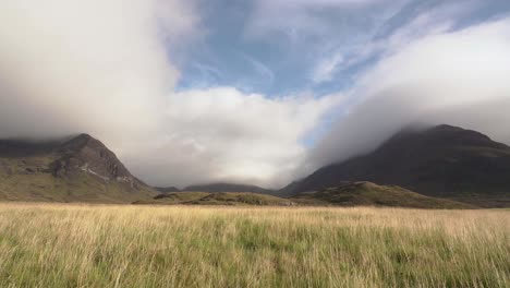 Páramos-Cubiertos-De-Hierba-De-Espectaculares-Montañas-Escocesas-Y-Un-Valle