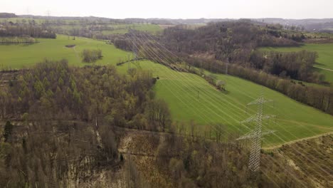 Lange-Stromleitungen-Führen-über-Die-Grünen-Hügel-Und-Wiesen-Westdeutschlands