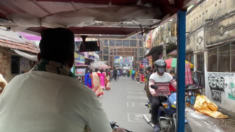 Blick-Aus-Dem-Inneren-Einer-Autorikscha-Als-Passagier-In-Chandan-Nagar,-Westbengalen,-Indien