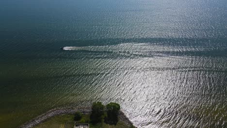 Ein-Boot-Direkt-Vor-Der-Küste-Des-Lake-Michigan-In-Der-Nähe-Von-Muskegon
