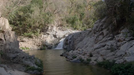 Annäherung-An-Den-Kleinen-Wasserfall-Von-Yelapa-Im-Tropischen-Wald-In-Jalisco,-Mexiko