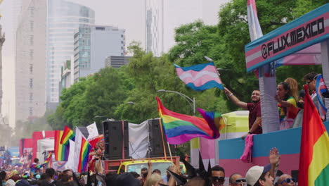 Menschen-Schwenken-Regenbogenfahnen-Aus-Fahrenden-Fahrzeugen-Während-Der-Pride-Parade-Entlang-Der-Avenue-Juarez-In-Mexiko-Stadt