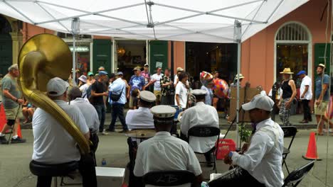 Jazzband-Tritt-Auf-Dem-Royal-Street-French-Quarter-Fest-In-New-Orleans-Auf