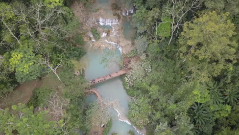 Touristen-Genießen-Die-Schönheit-Des-Kuang-Si-Müde-Wasserfalls-In-Laos,-Asien