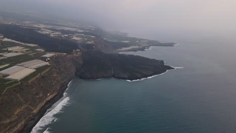 Erstarrter-Lavastrom-Im-Meer-Nach-Vulkanausbruch-Auf-La-Palma,-Kanarische-Inseln