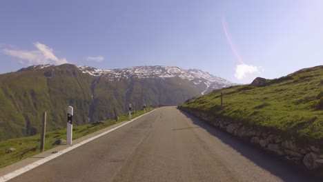 Fahren-Auf-Einer-Panoramastraße-Durch-Die-Schweizer-Alpen