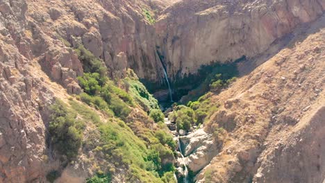 Sinchi-Wasserfall-–-Yanaquihua-Condesuyos-Drohnen-Luftaufnahmen-Des-Wasserfalls-Und-Des-Umliegenden-Tals