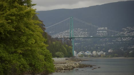 Puente-Colgante-Lions-Gate-Del-Parque-Stanley-Rodeado-De-Bosques-De-Pinos-Y-Montañas,-Vancouver,-Columbia-Británica,-Canadá