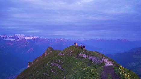 Excursionistas-En-El-Sendero-De-Montaña-Augstmatthorn-Con-Grandes-Vistas-Panorámicas