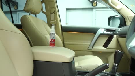 Innenansicht-Von-Der-Fahrerseite-Der-Cremefarbenen-Sitze-Im-Toyota-Land-Cruiser-Prado-TX