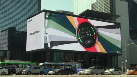 Samsung-Galaxy-Watch-4-Advertisement-on-Massive-Digital-Billboard-Screen-on-STtown-Coex-Artium-in-Gangnam-District-of-Seoul,-cars-in-a-traffic-jam