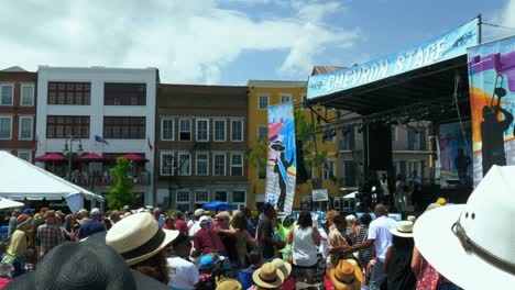 Menschenmenge-Auf-Der-Chevron-Bühne-Beim-French-Quarter-Fest-In-New-Orleans