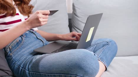 Hände-Einer-Frau,-Die-Zu-Hause-In-Einer-Covid-19-Situation-Eine-Kreditkarte-Zum-Online-Einkauf-In-Laptops-Verwendet