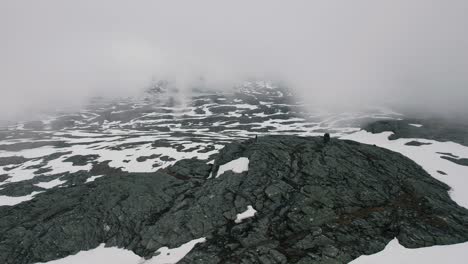 Luftaufnahmen-über-Dem-Schneebedeckten-Berg-Ishaug-Mit-überrollenden-Wolken