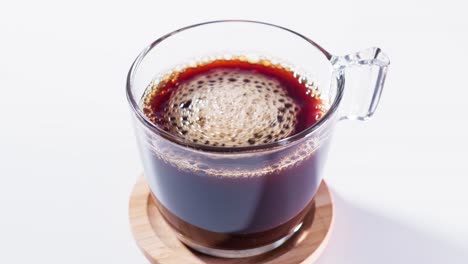 Tasse-Dampfend-Heißen-Schwarzen-Kaffee
