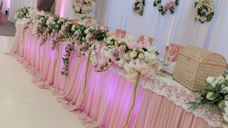 Close-Up-table-decoration-in-restaurant-for-wedding-day