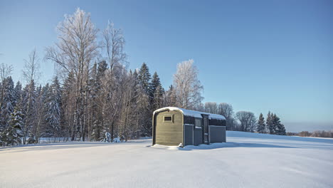 Ruhige-Verschneite-Winterlandschaft-Im-Zeitraffer-Von-Sonnenaufgang-Und-Sonnenuntergang-Mit-Sauna