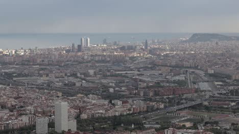 Zeitraffer-In-Barcelona-Mit-Wolken-Und-Autos