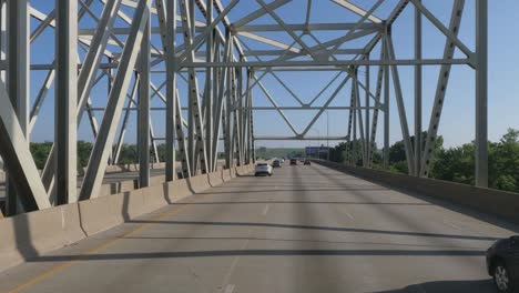 Unter-Einer-Stahlbrücke-In-Chicago,-Illinois,-Auf-Der-I94-Unterwegs