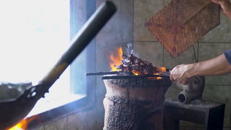 Indonesier-Kocht-Frisches-Hammelfleisch-Auf-Einem-Grill-Mit-Offener-Flamme,-Nahaufnahme