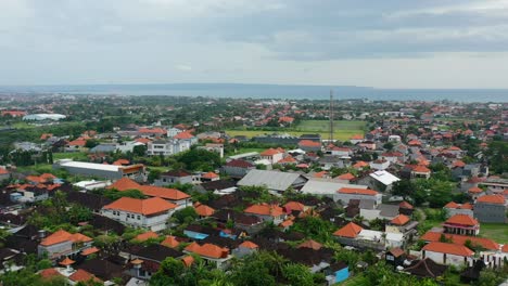 Lokale-Wohnhäuser-Mit-Orangefarbenen-Dächern-In-Canggu-Bali-Bei-Sonnenuntergang,-Luftaufnahme