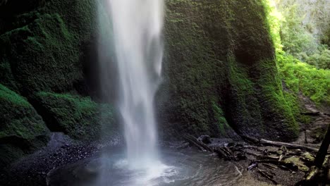 Handheld-Des-Versteckten-Mili-Mili-Nebligen-Wasserfalls,-Der-In-Einen-Natürlichen-Teich-Fließt,-Umgeben-Von-Dichter-Grüner-Vegetation,-Coñaripe,-Chile