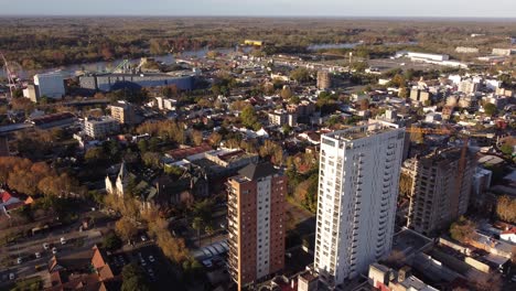 Wohnhochhäuser-In-Der-Innenstadt-Von-Tigre-Mit-Blick-Auf-Den-Fluss,-Luftaufnahmen