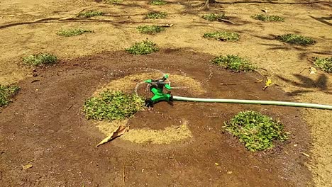 Automatischer-Garten-Rasensprinkler-In-Aktion-Beim-Bewässern-Von-Gras