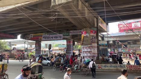 Belebte-Straßen-Mit-Fußgängern-Und-Rikscha-Verkehr-In-Dhaka,-Bangladesch