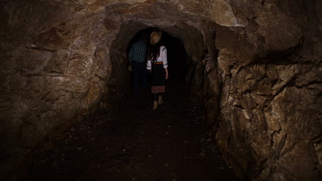 Gente-Rumana-Caminando-En-La-Cueva
