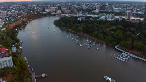 Luftaufnahme-Des-Brisbane-River-Und-Des-Zentralen-Geschäftsviertels-Von-Brisbane-Bei-Sonnenuntergang-In-Queensland,-Australien