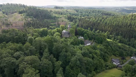 Rückwärtige-Drohnenaufnahme-Der-Burg-Wildenburg-Im-Südosten-Des-Dorfes-Friesenhagen-In-Der-Nordrhein-westfälischen-Region-Deutschland