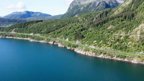 Luftaufnahme-Der-Norwegischen-Panoramastraße-Helgelandskysten-Mit-Fahrenden-Fahrzeugen-Im-Norden-Norwegens