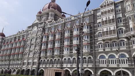 Vista-De-ángulo-Bajo-Temprano-En-La-Mañana-Del-Hotel-Taj-Mahal-Palace-En-Mumbai