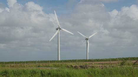Turbinas-De-Viento-En-El-Parque-Eólico-En-Cornualles,-Reino-Unido