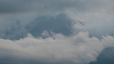 Lapso-De-Tiempo-De-Nubes-Espesas-Que-Envuelven-Una-Cordillera