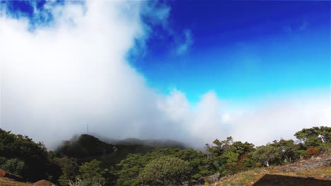 Zeitraffer-Rollender-Wolken-über-Dem-Paparoa-Gipfel-In-Neuseeland-–-Gleichmäßige-Aufnahme