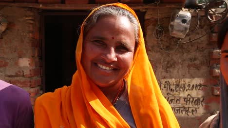 Sonriente-Madre-India-Con-Hijo-E-Hija-En-Casa-En-La-Zona-Rural-De-Rajasthan