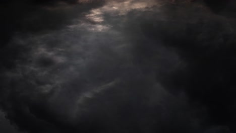 4k-Dunkle-Cumulonimbus-Wolken-Und-Ein-Gewitter-Am-Dunklen-Himmel