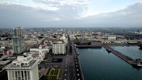 Drohnenaufnahme-Der-Hauptpromenade-Des-Hafens-Von-Veracruz-Im-Morgengrauen