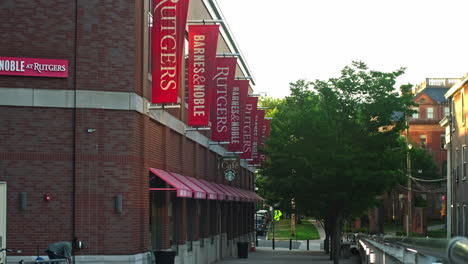 Rutgers-University-Barnes-Und-Noble-In-Rutgers-Und-Starbucks-New-Brunswick,-New-Jersey