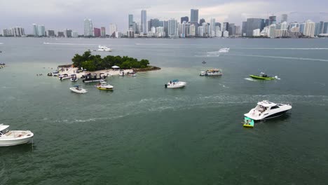 Tourists-on-Boats-Enjoying-Summer-in-Vacation-City-of-Miami,-Florida---Aerial