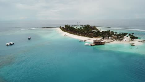 Drone-Volando-Al-Puerto-Con-Yates-De-Una-Isla-En-Las-Maldivas-4k