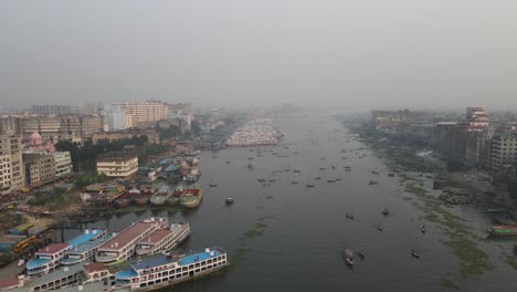 Luftaufnahme-Der-Alten-Dhaka-Stadt-Mit-Flusshafen-In-Bangladesch