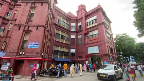 Ein-Video,-Das-Den-Geschäftigen-Hauptblock-Des-SSKM-Krankenhauses-In-Kalkutta-Zeigt