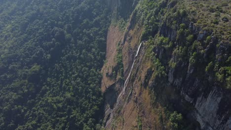 Drohnenaufnahme-Der-Mutarazi-Wasserfälle-In-Simbabwe-–-Drohne-Steigt-Herab-Und-Fliegt-Auf-Einen-Der-Wasserfälle-Zu
